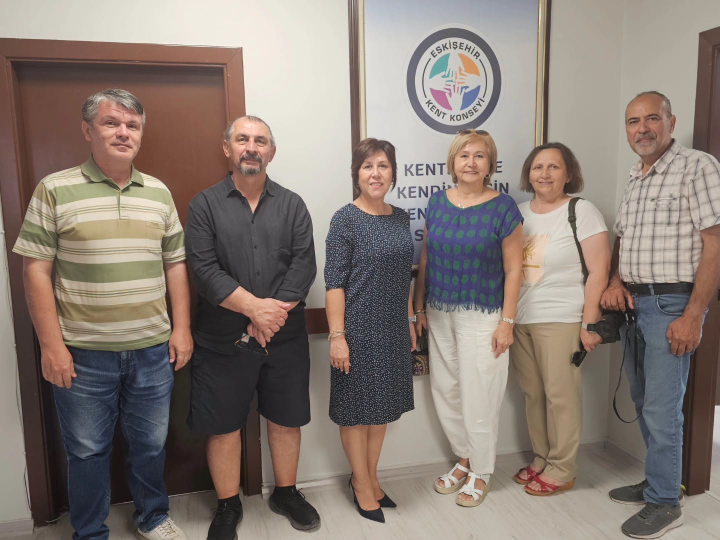 ESKİŞEHİR FOTOĞRAF SANATI DERNEĞİ (EFSAD) YÖNETİM KURULU BAŞKANI SİNAN BAĞ VE YÖNETİM KURULU ÜYELERİ, ESKİŞEHİR KENT KONSEYİ BAŞKANI İNCİ ÜLÜĞ’Ü MAKAMINDA ZİYARET ETTİ.