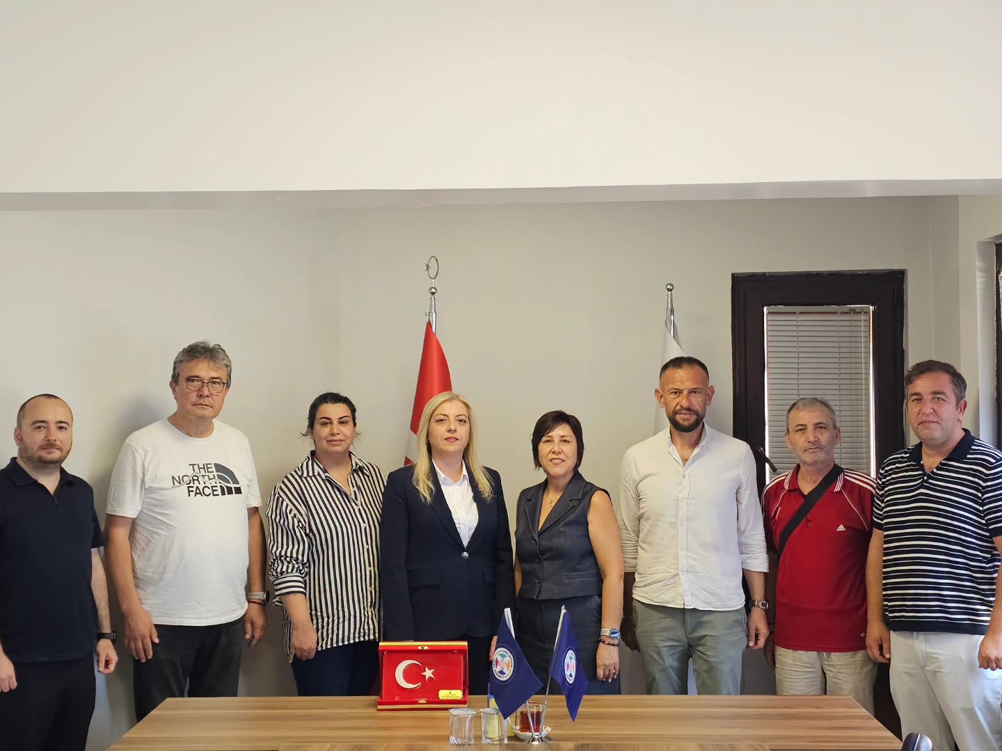 ZAFER PARTİSİ ESKİŞEHİR İL BAŞKANI HASAN DEMİR VE BERABERİNDEKİ YÖNETİM KURULU ÜYELERİ, ESKİŞEHİR KENT KONSEYİ BAŞKANI İNCİ ÜLÜĞ’Ü MAKAMINDA ZİYARET ETTİ.