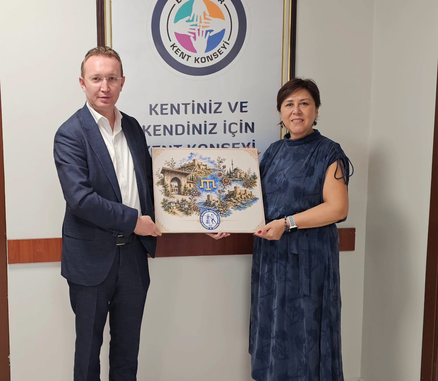 ESKİŞEHİR KIRIM HALK BİLİM ARAŞTIRMA GENÇLİK DERNEĞİ BAŞKANI GÖKSEL AKÇORA,VE YÖNETİM KURULU ÜYELERİ ESKİŞEHİR KENT KONSEYİ BAŞKANI İNCİ ÜLÜĞ’Ü MAKAMINDA ZİYARET ETTİ.