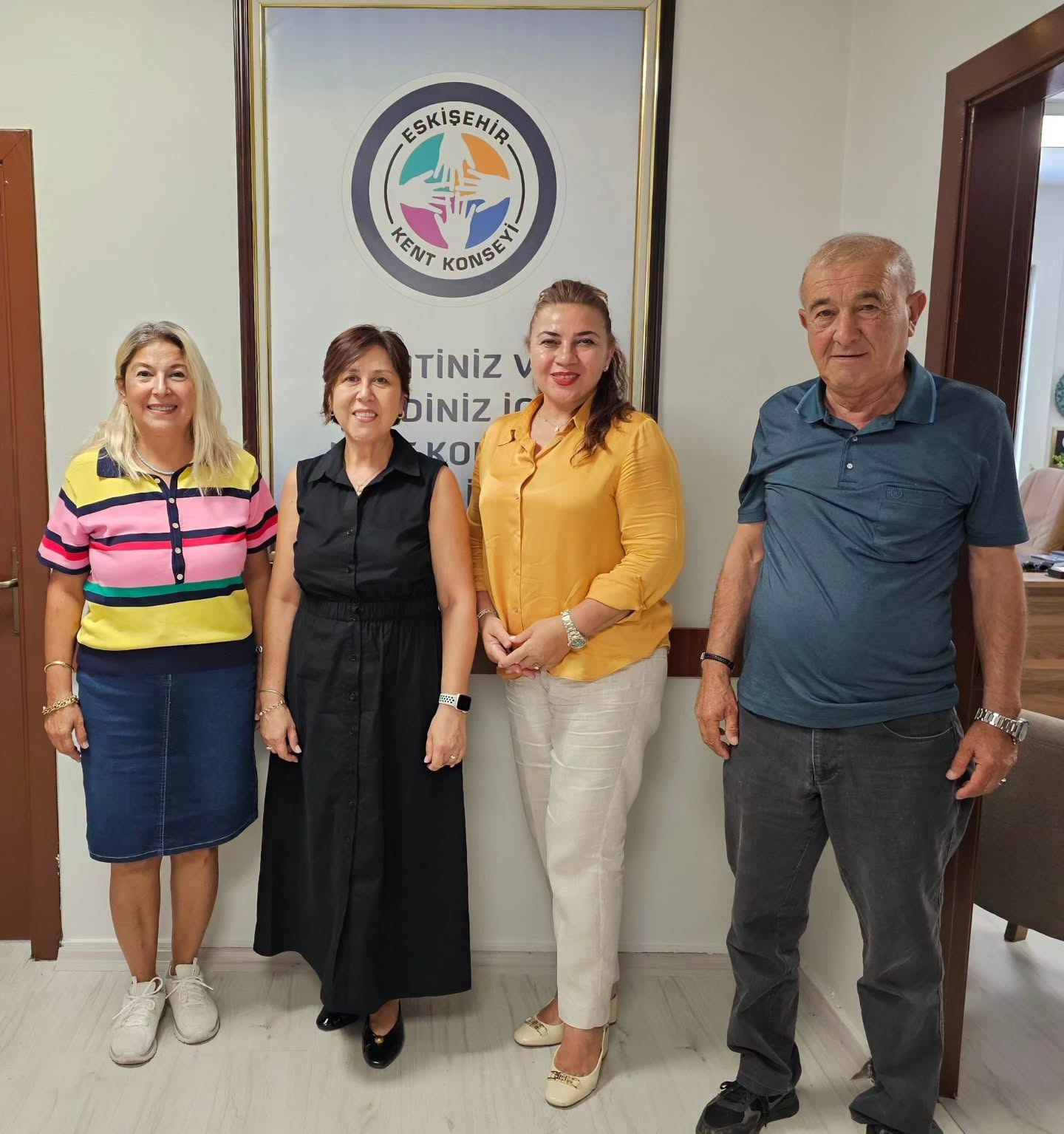 ESKİŞEHİR ODUNPAZARI MUHTARLAR DERNEĞİ BAŞKANI EROL GÜRDOĞAN VE DERNEK ÜYELERİ  ESKİŞEHİR KENT KONSEYİ BAŞKANI İNCİ ÜLÜĞ’Ü ZİYARET ETTİ.