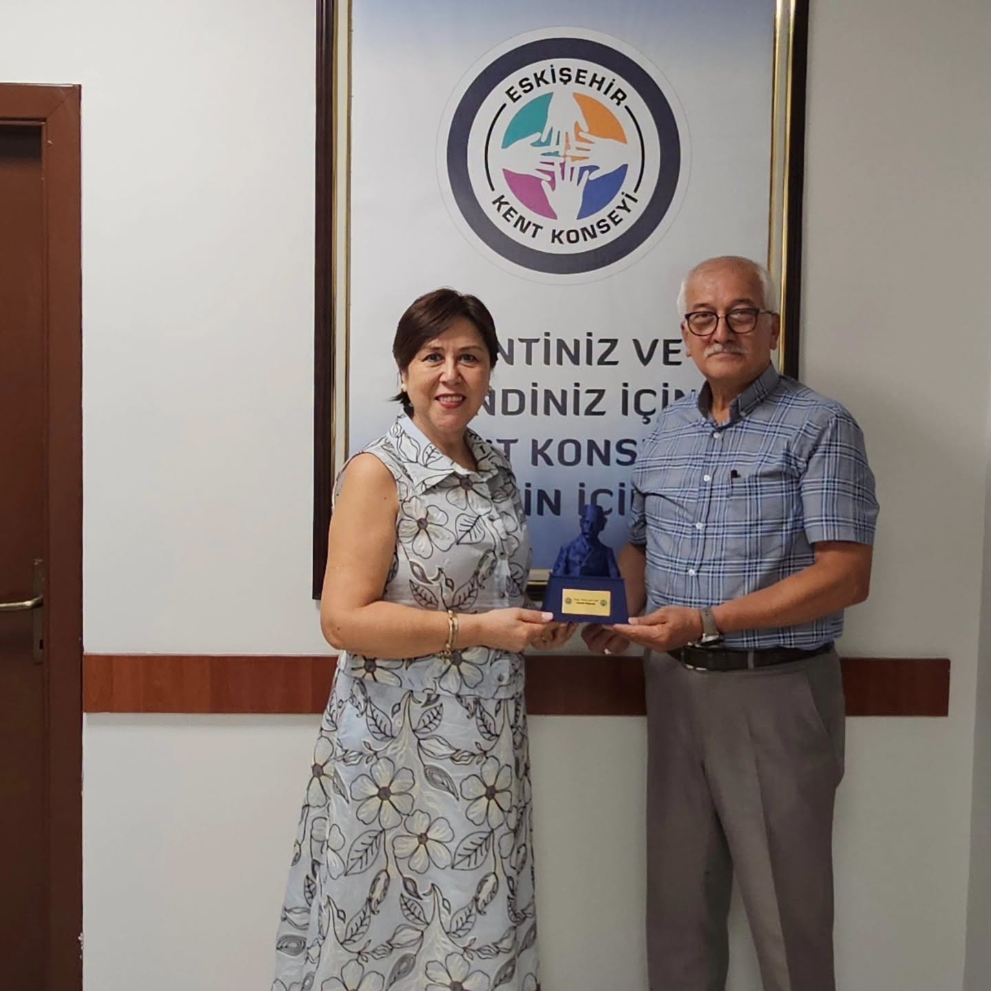 ESKİŞEHİR KIRIM TÜRKLERİ KÜLTÜR VE YARDIMLAŞMA  DERNEĞİ BAŞKANI RECEP ŞEN VE DERNEK ÜYELERİ ESKİŞEHİR KENT KONSEYİ BAŞKANI İNCİ ÜLÜĞ’Ü ZİYARET ETTİ.