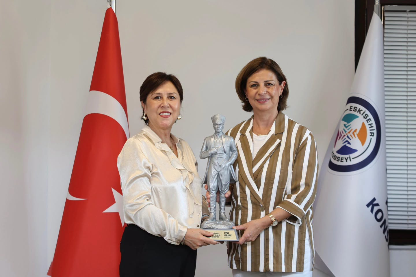 ESKİŞEHİR BÜYÜKŞEHİR BELEDİYE BAŞKANIMIZ SAYIN AYŞE ÜNLÜCE'DEN ESKİŞEHİR KENT KONSEYİ BAŞKANIMIZ İNCİ ÜLÜĞ'A HAYIRLI OLSUN ZİYARETİ