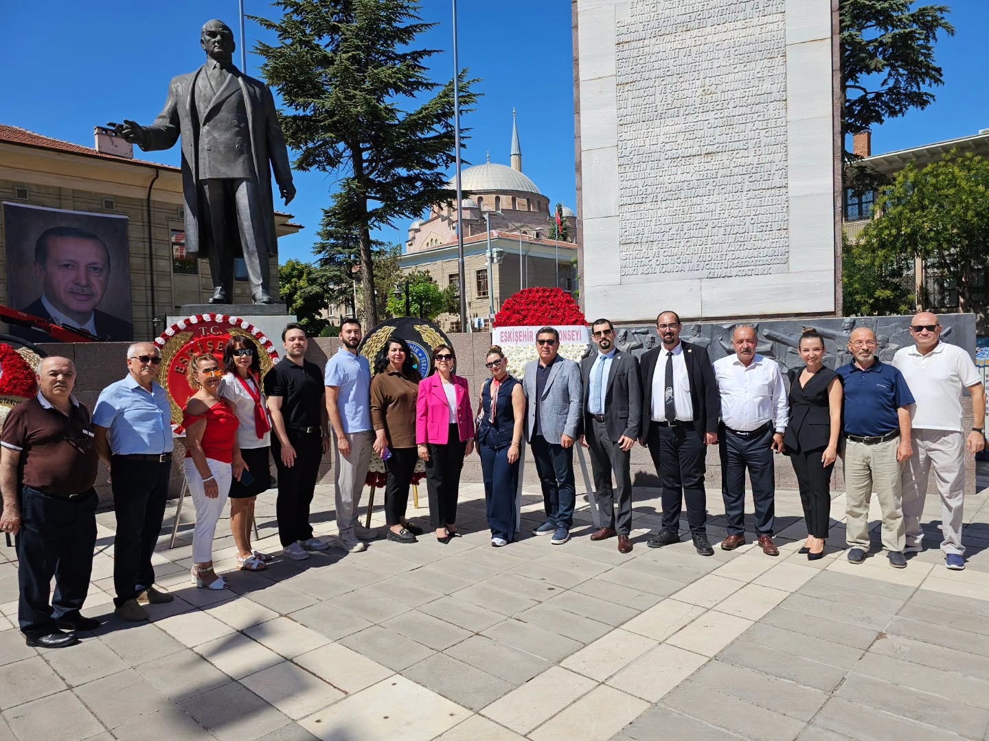 ESKİŞEHİR’İN DÜŞMAN İŞGALİNDEN  KURTULUŞUNUN 104. YIL DÖNÜMÜ DOLAYISIYLA ESKİŞEHİR KENT KONSEYİ OLARAK VALİLİK ALANI ATATÜRK ANITINA ÇELENK SUNDUK.