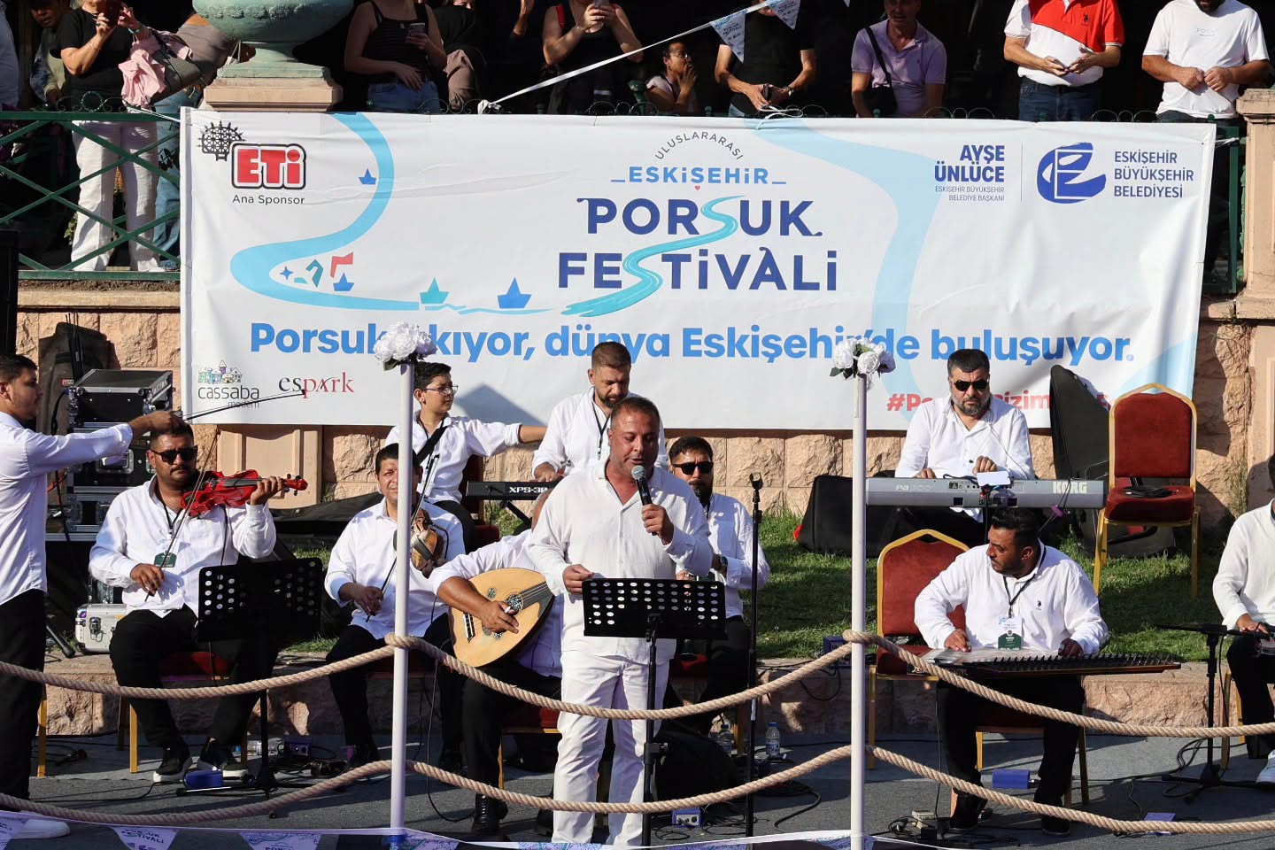 ESKİŞEHİR KENT KONSEYİ ROMAN KÜLTÜRÜ VE MÜZİK ÇALIŞMA GRUBU BÜNYESİNDE FAALİYET GÖSTEREN ROMAN ORKESTRASI, ULUSLARARASI ESKİŞEHİR PORSUK FESTİVALİNİN 3.GÜNÜNDE  ESKİŞEHİR'LİLERLE BULUŞTU.