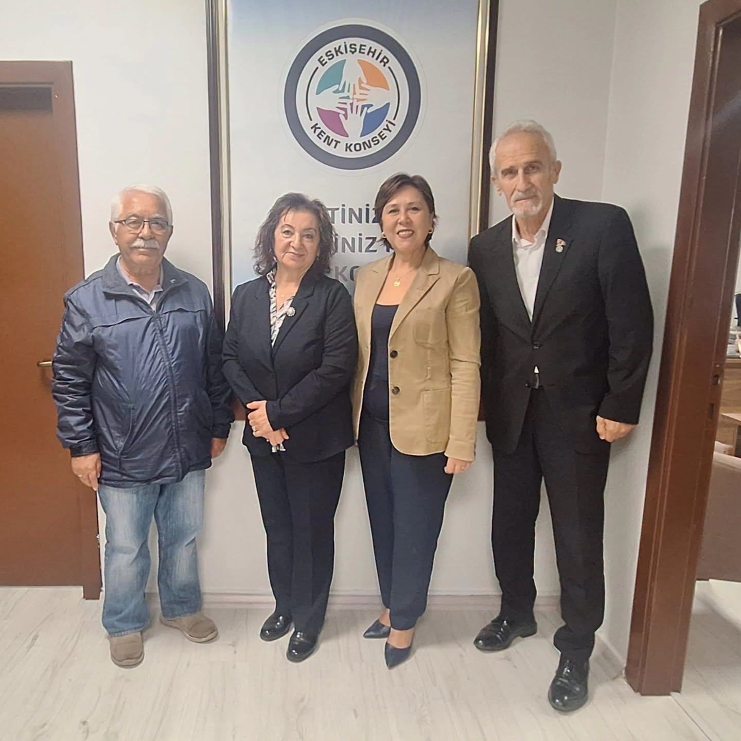 YENİ KUŞAK KÖY ENSTİTÜLÜLER DERNEĞİ ESKİŞEHİR ŞUBESİNDEN ESKİŞEHİR KENT KONSEYİNE ZİYARET